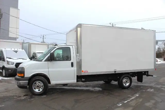 2025 GMC Savana CUBE 14 PIEDS ROUE SIMPLE / 6.6 LITRES / CAMION - Photo 2