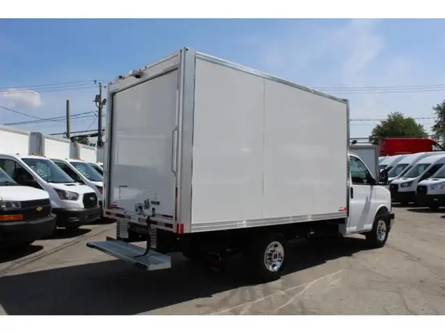 2025 GMC Savana CUBE 12 PIEDS ROUE SIMPLE 6.6 LITRES 117 KM / CA - Photo 4