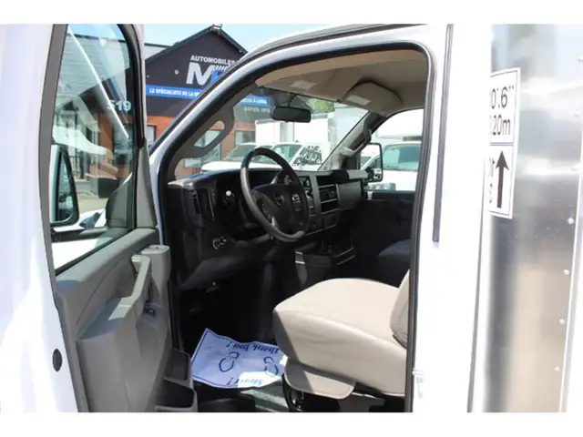 2025 GMC Savana CUBE 12 PIEDS ROUE SIMPLE 6.6 LITRES 117 KM / CA - Photo 11