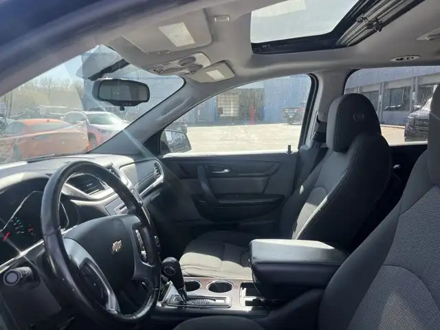 2017 Chevrolet Traverse LT - Photo 3