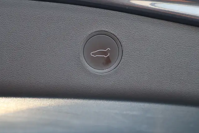 2023 Tesla Model 3 - Photo 8
