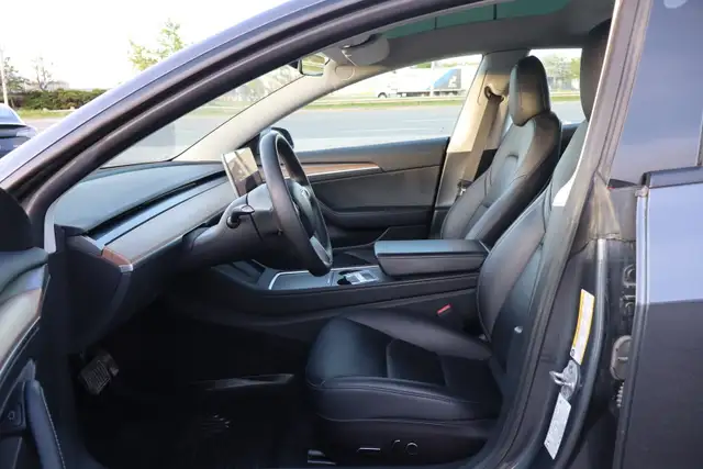 2023 Tesla Model 3 - Photo 16