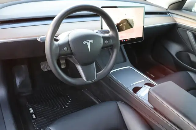 2023 Tesla Model 3 - Photo 17