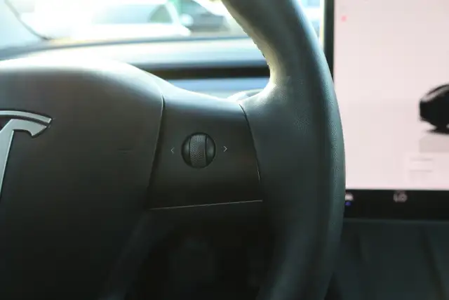 2023 Tesla Model 3 - Photo 18