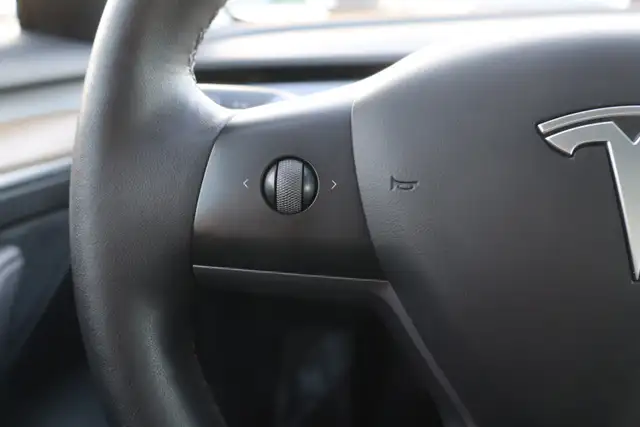 2023 Tesla Model 3 - Photo 19