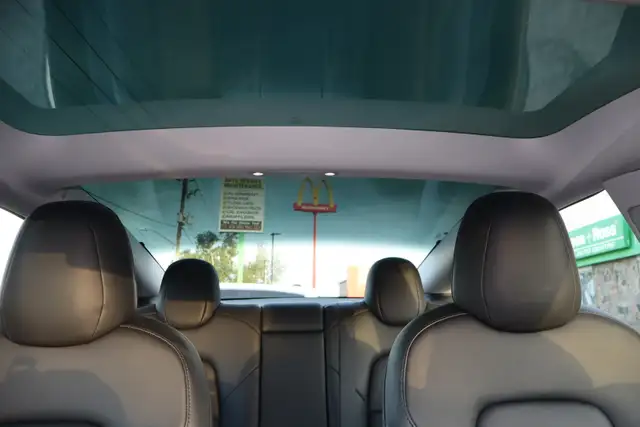 2023 Tesla Model 3 - Photo 26