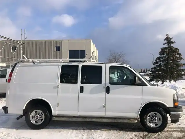 2018 GMC Savana - Photo 2