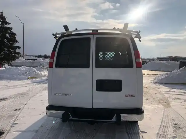 2018 GMC Savana - Photo 9