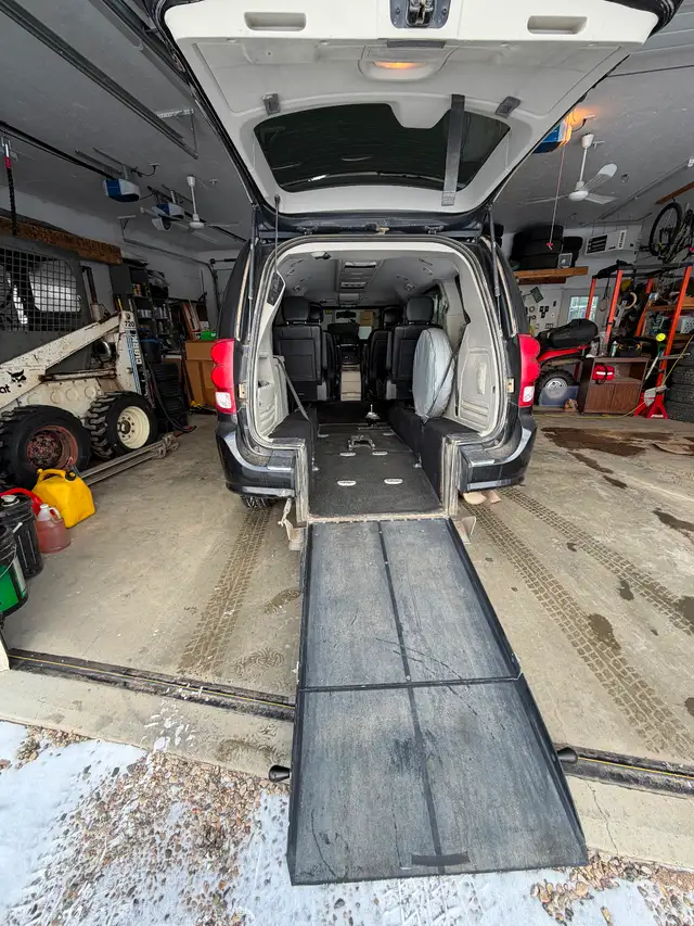 2013 Dodge Grand Caravan Crew wheelchair conversion - Photo 10