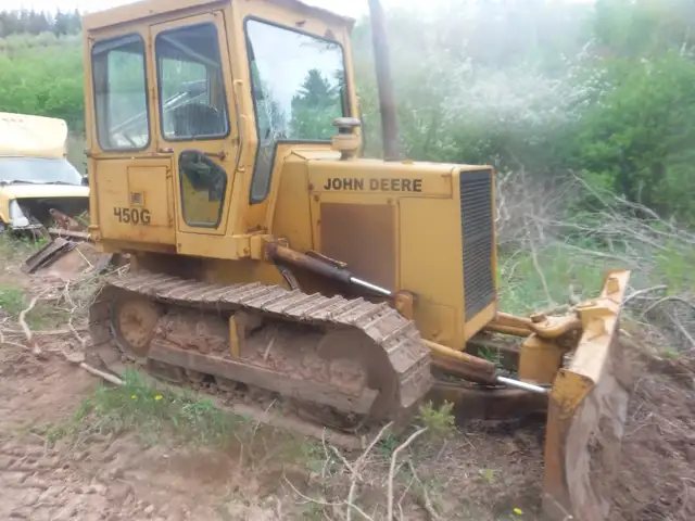John Deere 450G bulldozer