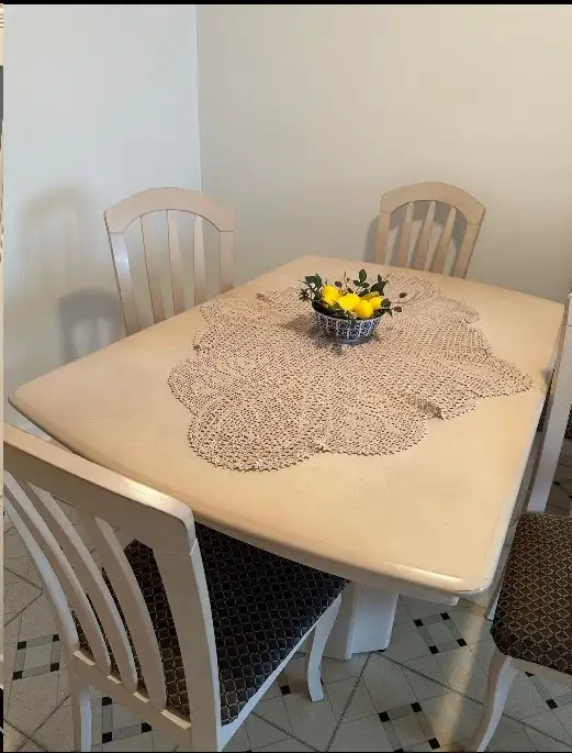 TABLE RECTANGULAR BLANC OFF WHITE 6 CHAISES VIENS ALLOGEMENT400$