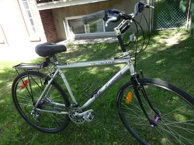 GRAND VÉLO HYBRIDE. VÉLOMANE, TOUTE ALUMINIUM. 21 VITESSES.