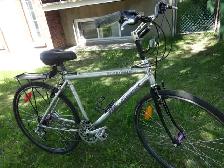 GRAND VÉLO HYBRIDE. VÉLOMANE, TOUTE ALUMINIUM. 21 VITESSES.
