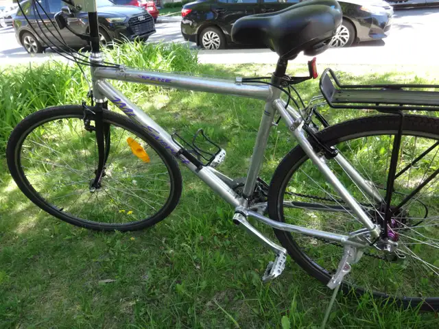 GRAND VÉLO HYBRIDE. VÉLOMANE, TOUTE ALUMINIUM. 21 VITESSES. - Photo 7