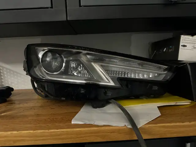 audi a4 HID left headlight