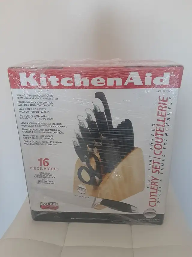 BRAND NEW (Never opened box) Kitchenaid 16 Piece Knife Set