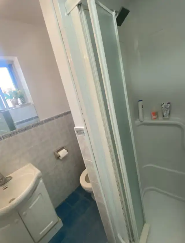 Room for rentTORONTO, CLEAN UPSCALE FURNISHED ROOM FOR STUDENTS - Photo 8