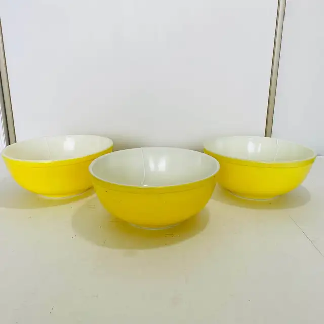 PYREX~Vintage 4 Quart Mixing Bowls ~ 1945 -1950, Primary Yellow