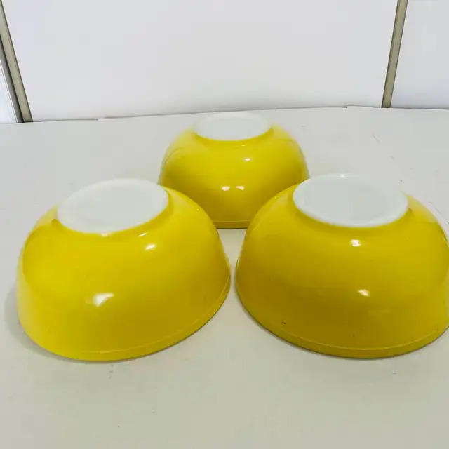 PYREX~Vintage 4 Quart Mixing Bowls ~ 1945 -1950, Primary Yellow - Photo 2