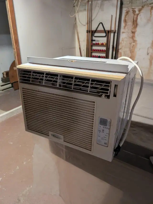 Air climatisé Whirlpool 8,000 btu avec contrôle a distance.