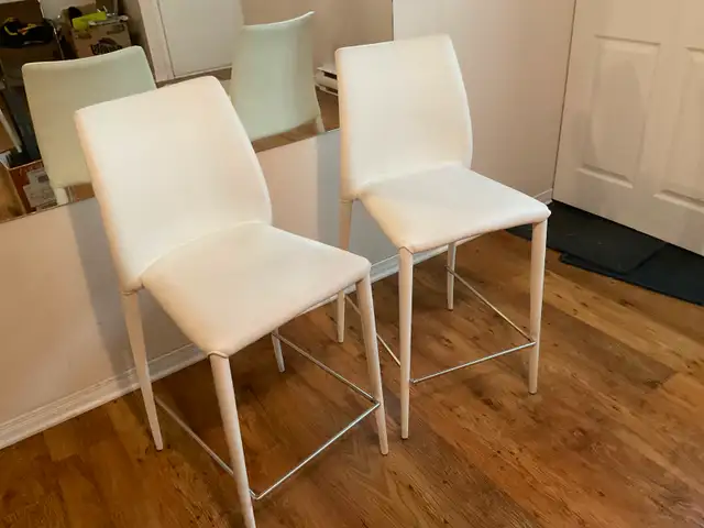 2 WHITE BAR STOOLS BLANC LIKE NEW COMME NEUF