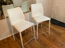 2 WHITE BAR STOOLS BLANC LIKE NEW COMME NEUF