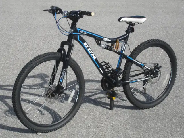YES LIKE NEW ALUMINUM 26' CCM 21 SPD, DISC BRAKES & SUSPENSION!