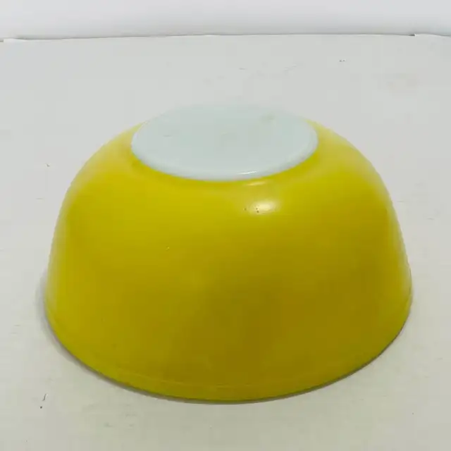 PYREX  1950’s 4 Quart No. 404 Mixing Bowl in Primary Yellow - Photo 2