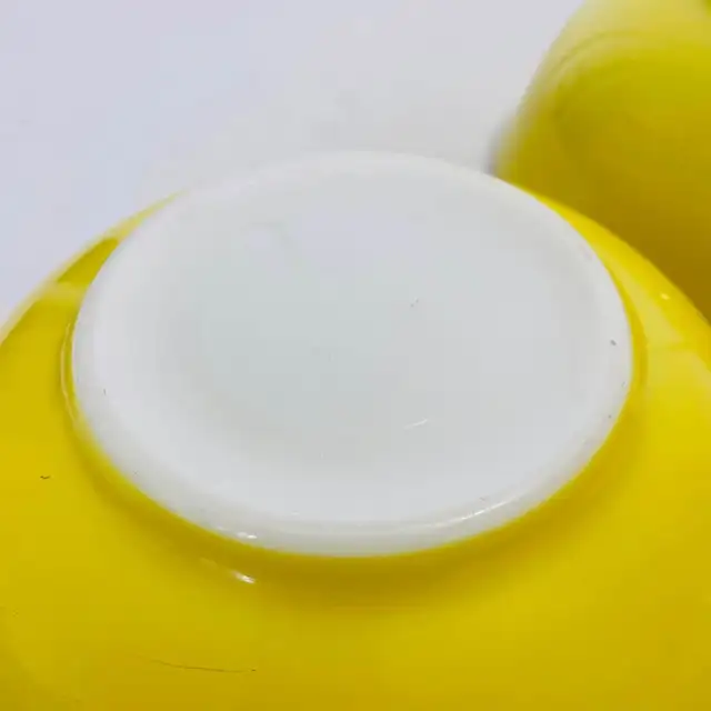 PYREX  1950’s 4 Quart No. 404 Mixing Bowl in Primary Yellow - Photo 3