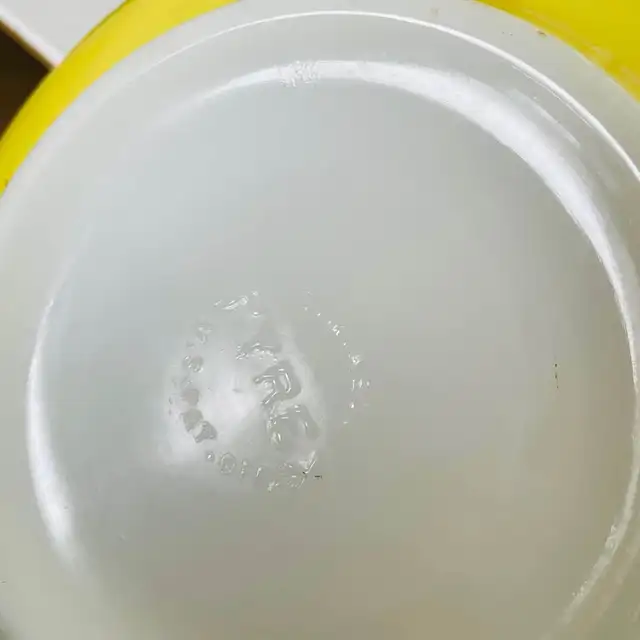 PYREX  1950’s 4 Quart No. 404 Mixing Bowl in Primary Yellow - Photo 4