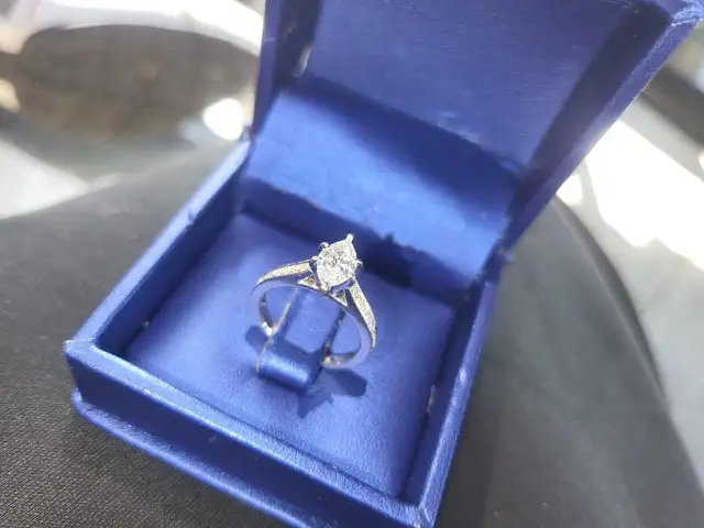 18K White Gold Diamond Ring with papers