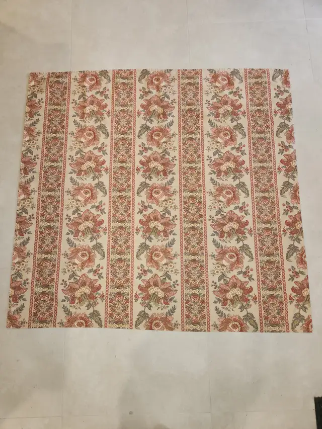 Jolie nappe de table fleurie en parfait état 49 x 51 po approx