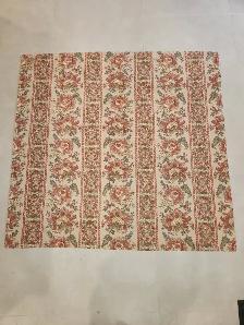 Jolie nappe de table fleurie en parfait état 49 x 51 po approx