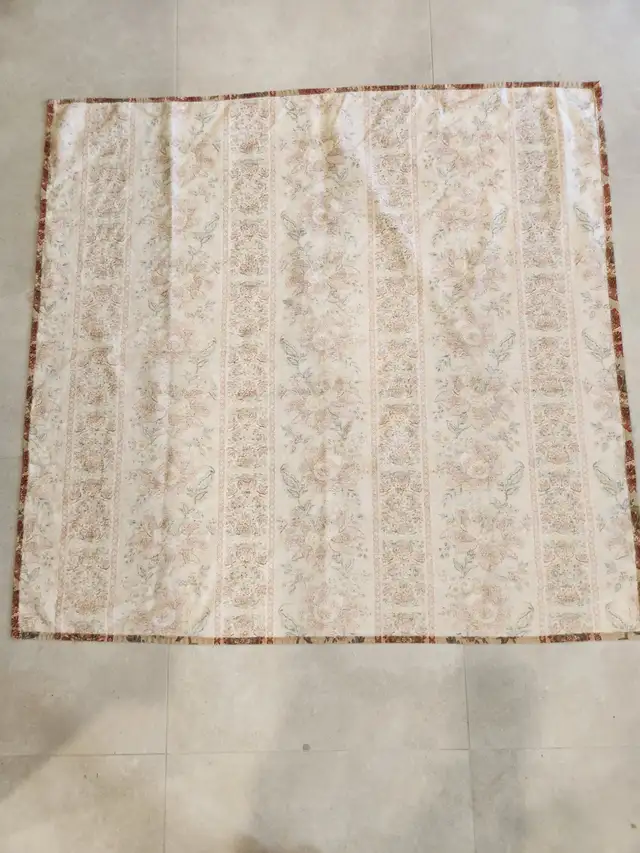 Jolie nappe de table fleurie en parfait état 49 x 51 po approx - Photo 2