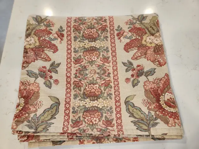 Jolie nappe de table fleurie en parfait état 49 x 51 po approx - Photo 3