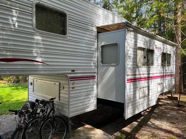 28.5’ Terry Fifthwheel Trailer with bunks - Photo 2