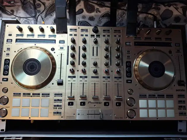 Pioneer DDJ SX-N DJ controller with roadcase