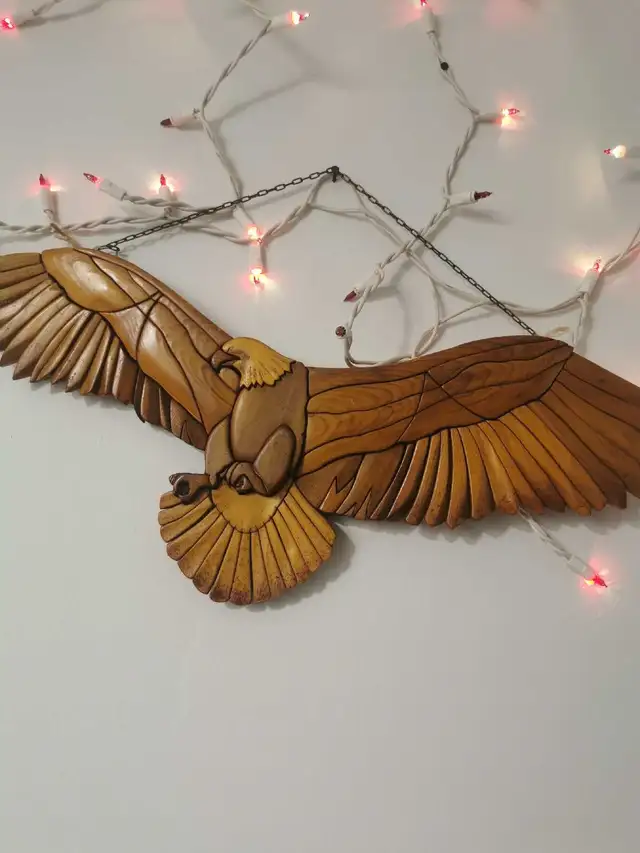 aigle fais a la main en bois