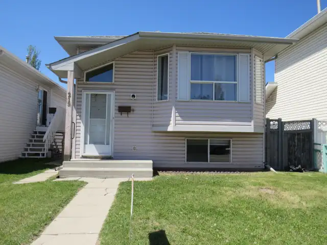 House for rent in Applewood SE Calgary AB. Available in June 1st