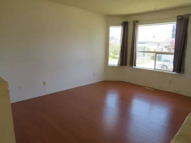 House for rent in Applewood SE Calgary AB. Available in June 1st - Photo 2