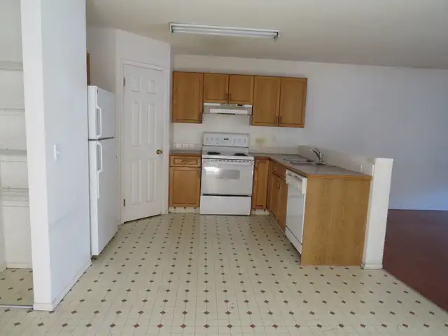 House for rent in Applewood SE Calgary AB. Available in June 1st - Photo 3