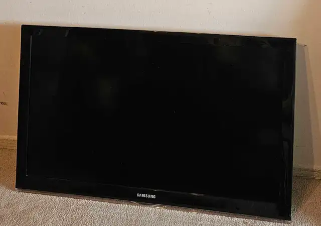 3 TVs for sale,  Two Samsung and one Toshiba working