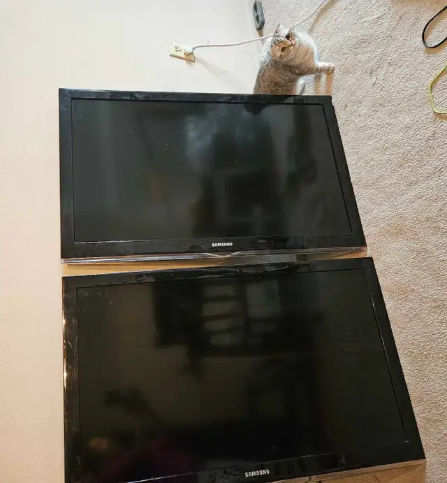 3 TVs for sale,  Two Samsung and one Toshiba working - Photo 2