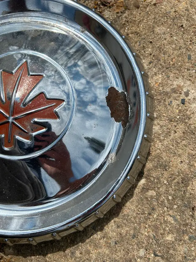 1960 Frontenac hub caps - Photo 2