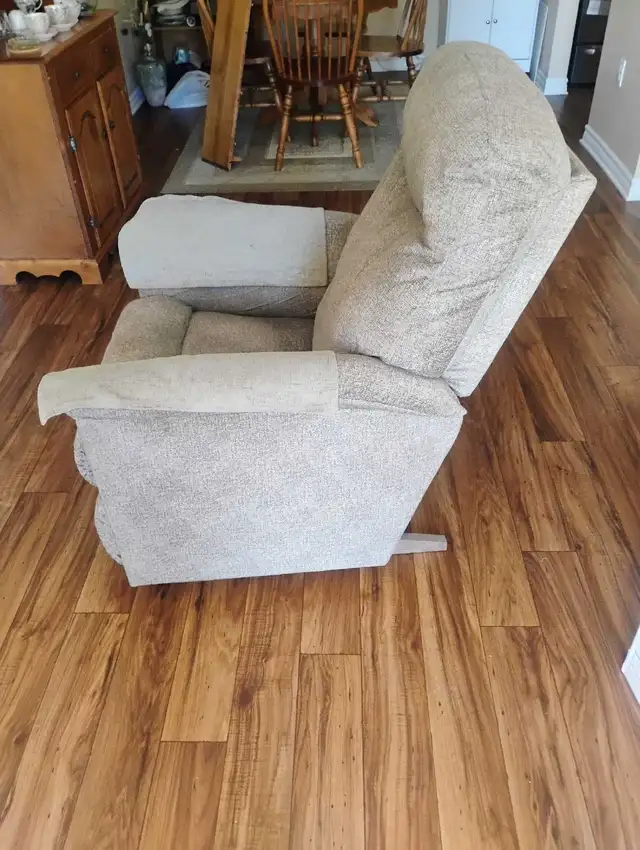 Recliner - Photo 2