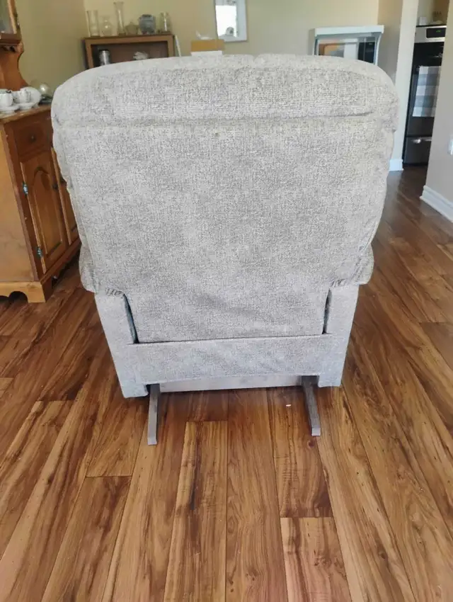 Recliner - Photo 3