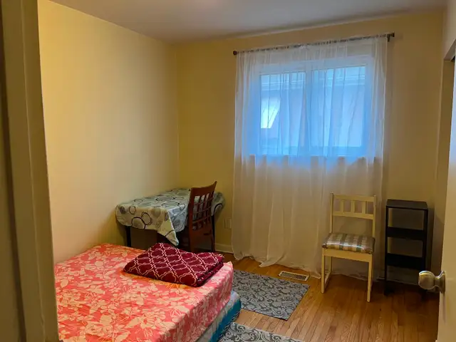 BRIGHT ROOM MAIN FL-1min TO PLAZA STEELES/BATHURST NORTH YORK