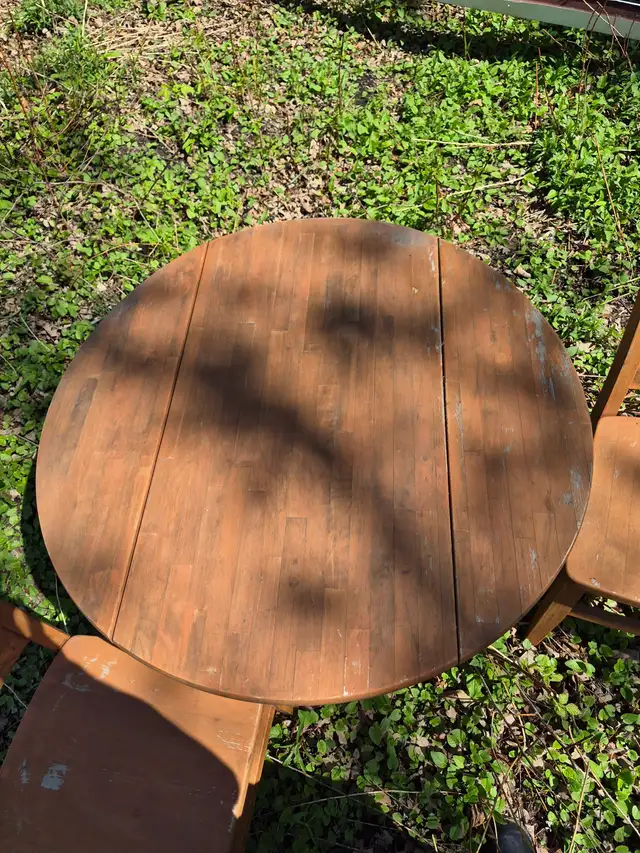 Indoor outdoor coffee table and chairs - Photo 2