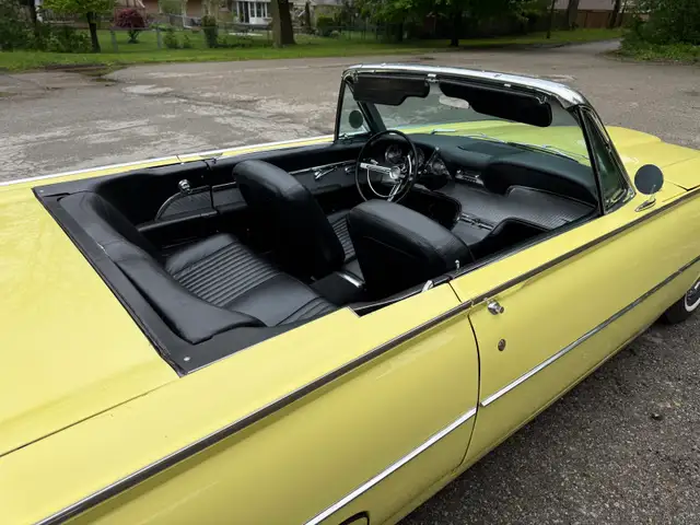 1961 Ford Thunderbird Convertible - Photo 2