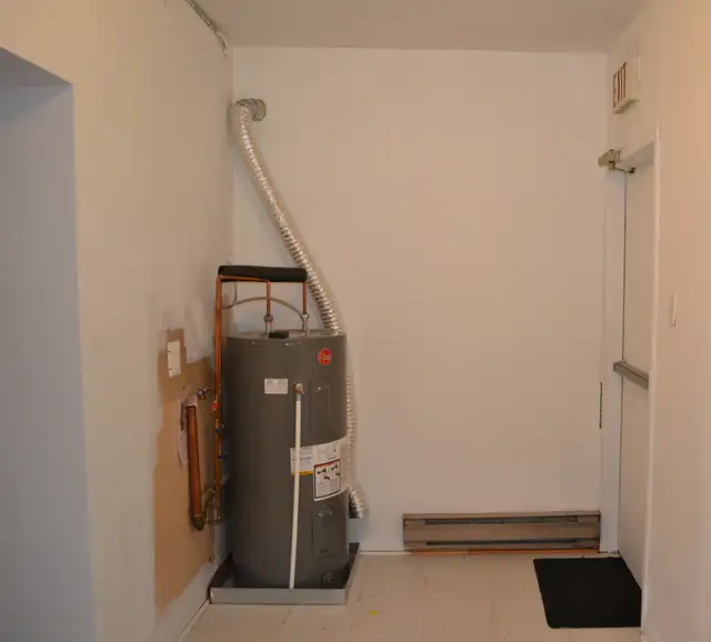 Commercial Space For Rent - 256 Lansdowne Avenue, Toronto - Photo 4